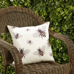 Saro Lifestyle Adorable Bumble Bee Outdoor Pillow With Poly Fill, 18"x18", Off-White -Saro Lifestyle GUEST 77089eb9 0b93 4d67 a2ed b9674a585f58